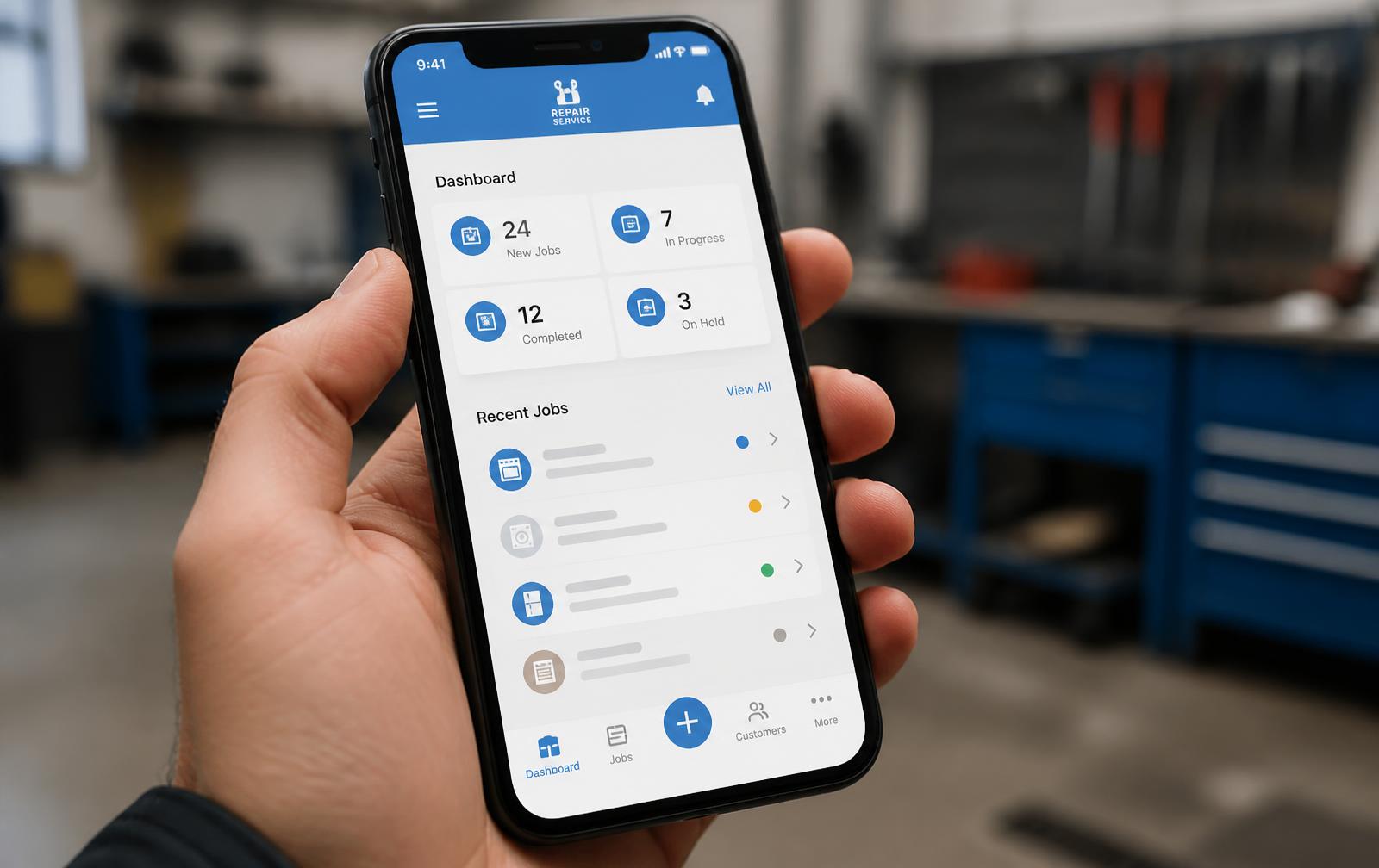 Hand hält ein Smartphone mit der Auftragsübersicht der Reparatur-App